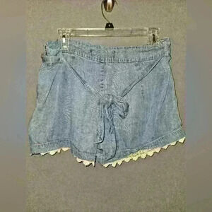 Womans White Trim Jean Shorts Size L,